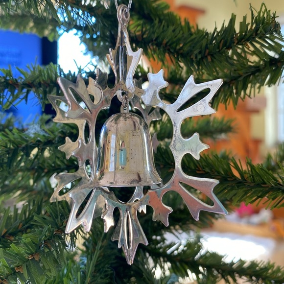 Reed and Barton 4th Edition Silver Plated Bell and Snowflake Ornament circa 1985 - Picture 3 of 4
